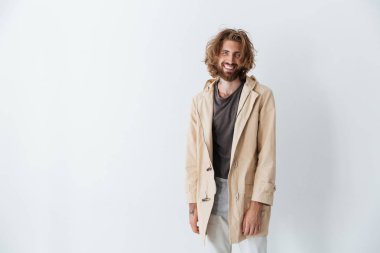 Beyaz genç mutlu sakallı adam izole ayakta