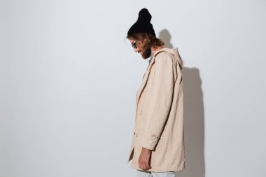 Sakallı hippi adam izole duran güneş gözlüğü takıyor