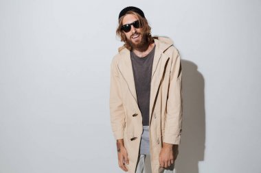 Sakallı hippi mutlu bir adam güneş gözlüğü takıyor