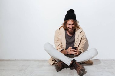 İzole bir kenara oturma seyir yakışıklı hipster adam