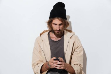 İzole bir kenara oturma seyir yakışıklı hipster adam