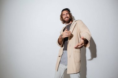 Kulaklık ile müzik dinleme neşeli hipster adam.