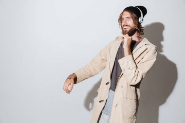 Yakışıklı hipster man bir kenara dinleme müzik kulaklık arıyorum.