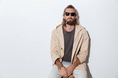 Hipster adam duvar arka plan üzerinde izole kamera bakan.