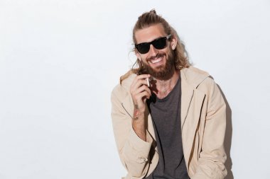 Neşeli hipster adam izole kamera bakan