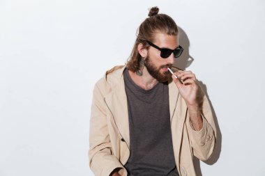 Hipster man duvardan bir kenara izole arıyorum