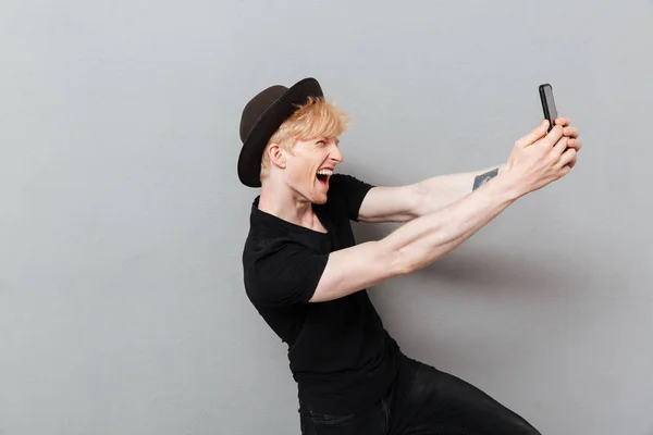Divertido caucásico hombre hacer selfie por teléfono móvil . —  Fotos de Stock