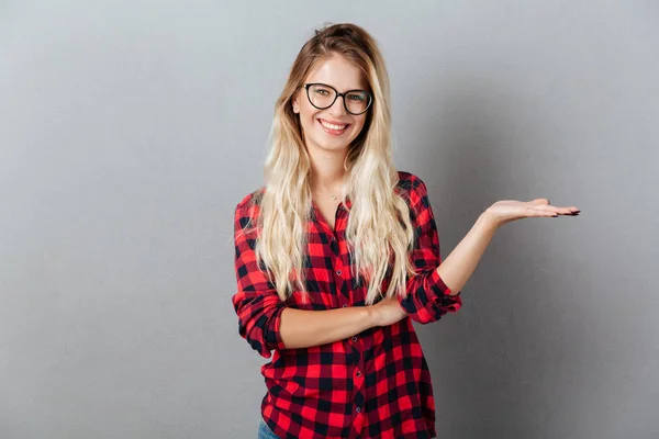 Emocional sonriente joven rubia sosteniendo copyspace — Foto de Stock