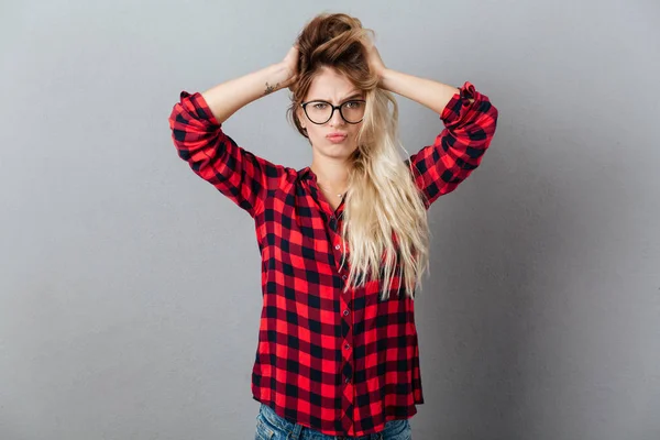 Mujer rubia joven divertida con gafas —  Fotos de Stock