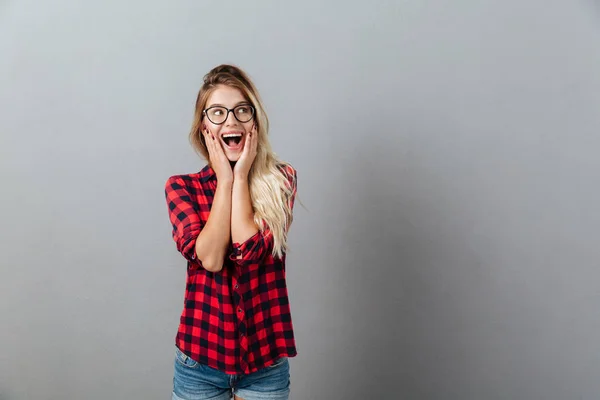 Emocional surpreendido jovem loira mulher — Fotografia de Stock