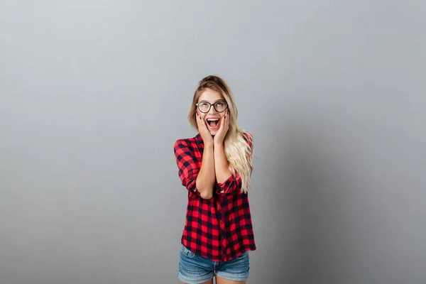 Emocional surpreendido jovem loira mulher — Fotografia de Stock