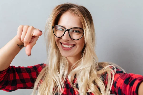 Šťastná Mladá blondýnka ukazuje na vás — Stock fotografie