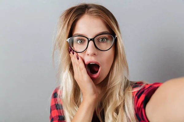 Surprised young blonde woman — Stock Photo, Image