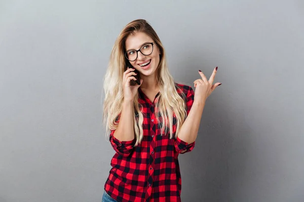 Jovem loira alegre falando por telefone . — Fotografia de Stock