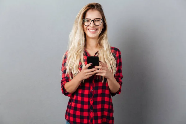 Gelukkig jonge blonde vrouw chatten via de telefoon. — Stockfoto