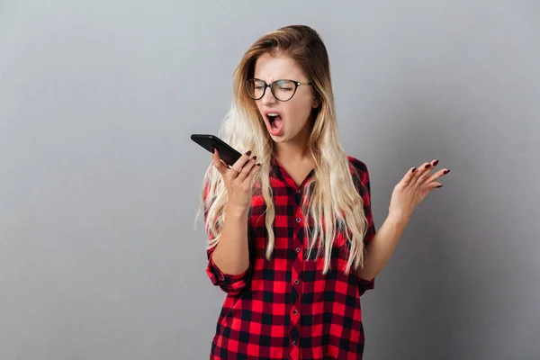 Gritando enojado joven rubia mujer hablando por teléfono . —  Fotos de Stock