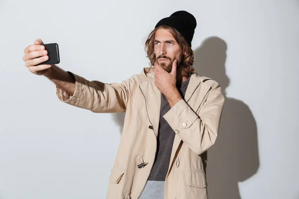 Guapo hipster hombre mirando a un lado hacer selfie por teléfono —  Fotos de Stock