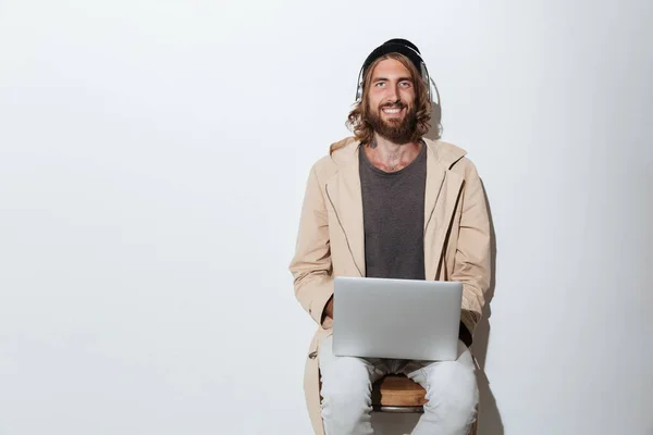 Happy hipster man looking camera using laptop computer. — Stock Photo, Image