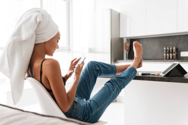 Banyo havlusu başında ile neşeli Asyalı kadın