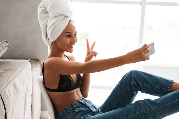 목욕 수건으로 웃는 젊은 아시아 여자 — 스톡 사진