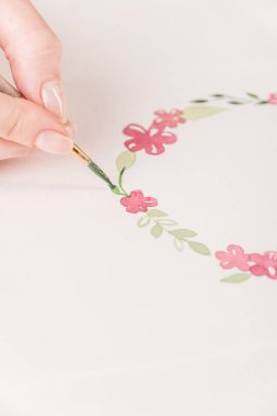 Genç sanatçı suluboya boya ve fırça ile desen çizimi