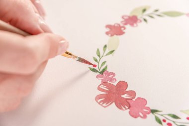 Genç sanatçı suluboya boya ve fırça ile desen çizimi