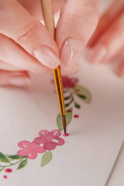 Genç sanatçı suluboya boya ve fırça ile desen çizimi