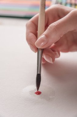 Beyaz kağıt üzerine çizim süreci, fırça ile yakın çekim