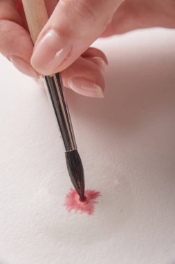 Beyaz kağıt üzerine çizim süreci, fırça ile yakın çekim