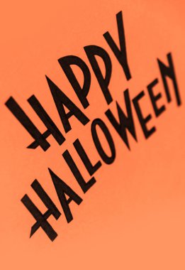 Turuncu arka plan üzerinde siyah logo Cadılar Bayramı boyalı