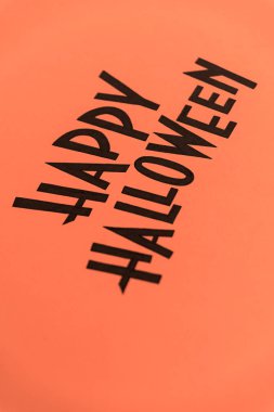 Turuncu arka plan üzerinde siyah logo Cadılar Bayramı boyalı