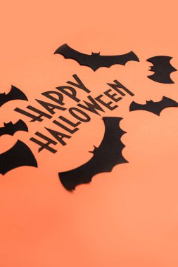 Cadılar Bayramı ve siyah yarasalar turuncu zemin üzerine boyalı siyah logosu