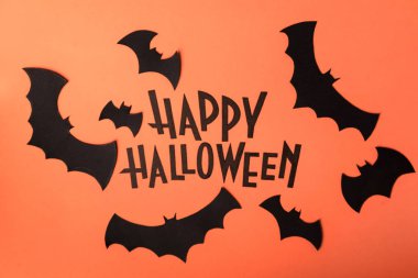 Cadılar Bayramı ve siyah yarasalar turuncu zemin üzerine boyalı siyah logosu