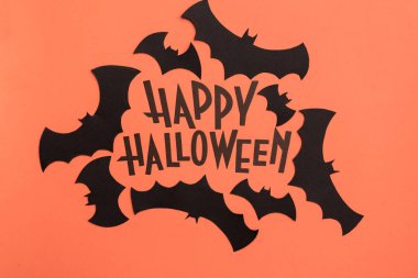 Cadılar Bayramı ve siyah yarasalar turuncu zemin üzerine boyalı siyah logosu