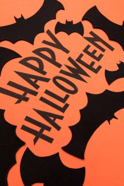 Cadılar Bayramı ve siyah yarasalar turuncu zemin üzerine boyalı siyah logosu