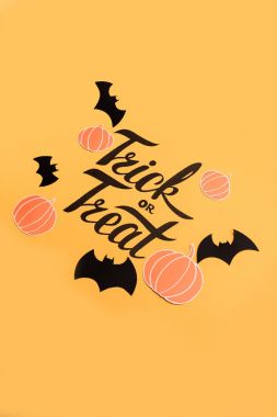 Kabaklar ve yarasalar turuncu zemin üzerine çerçeveye Haloween resim