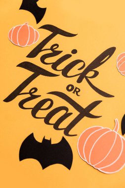 Kabaklar ve yarasalar turuncu zemin üzerine çerçeveye Haloween resim