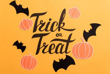 Kabaklar ve yarasalar turuncu zemin üzerine çerçeveye Haloween resim