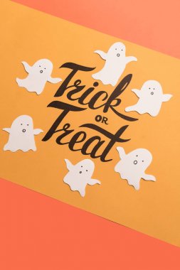 Çerçeveye hayaletlerin turuncu zemin üzerine Haloween resim