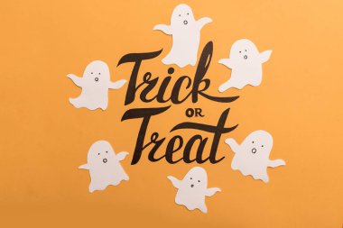 Çerçeveye hayaletlerin turuncu zemin üzerine Haloween resim