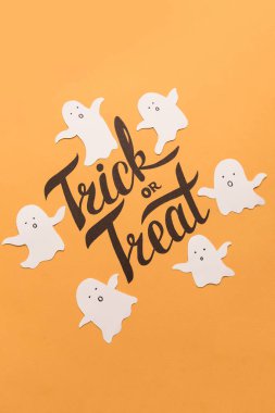 Çerçeveye hayaletlerin turuncu zemin üzerine Haloween resim