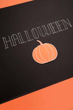 Cadılar Bayramı logosu siyah arka plan üzerine el yazısı için yazı metni,