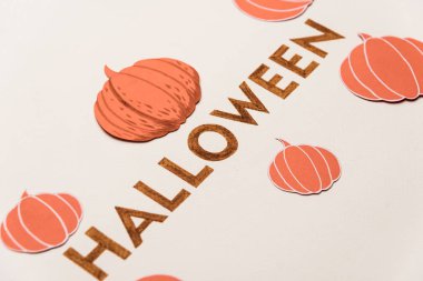 Cadılar Bayramı logosu beyaz arka plan üzerinde el yazısı için yazı metni,