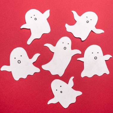 Hayaletlerin haloween kırmızı zemin üzerine için geleneksel semboller