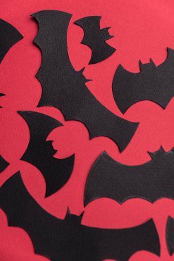 Geleneksel haloween sembolleri logo için kırmızı zemin üzerine