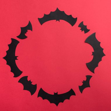 Geleneksel haloween sembolleri logo için kırmızı zemin üzerine