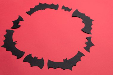 Geleneksel haloween sembolleri logo için kırmızı zemin üzerine