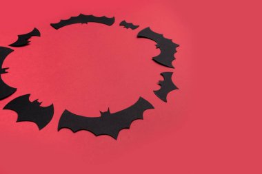 Geleneksel haloween sembolleri logo için kırmızı zemin üzerine