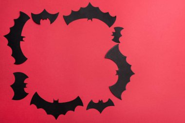 Geleneksel haloween sembolleri logo için kırmızı zemin üzerine