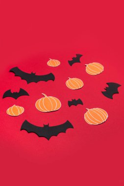Kırmızı zemin üzerine farklı haloween sembolleri